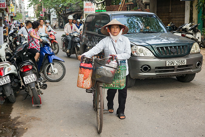 Hoa bikes around Hanoi to sell chicken and duck eggs. Photo: UN Women/Pham Thanh Long