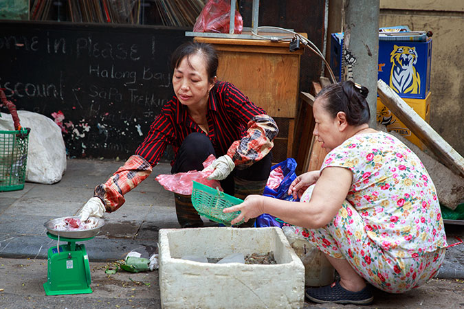 Hau, like many migrant women, travels around Hanoi by bike to sell merchandise on the roadside. Photo: UN Women/Pham Thanh Long