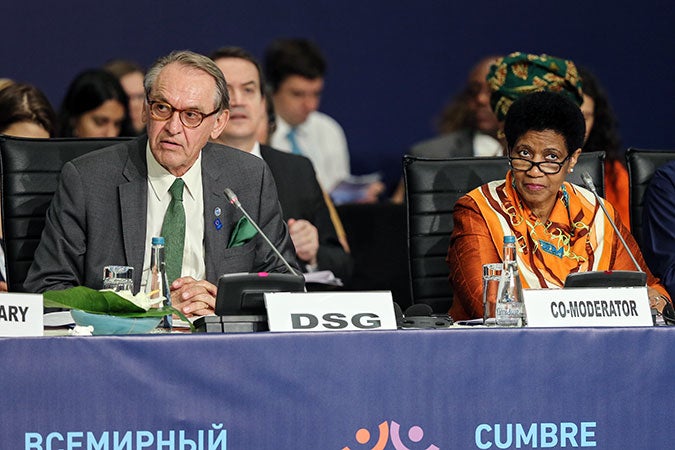 UN Deputy Secretary-General Jan Eliasson and UN Women Deputy Executive Director Phumzile Mlambo-Ngcuka at the UN Women-chaired roundtable. Photo: World Humanitarian Summit