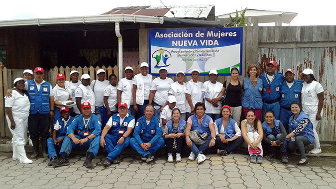 Women of New Life with Representative of UN Women Colombia, Representative of the Embassy of Norway and Colombian Red Cross, entities that developed the initiative. Photo: UN Women