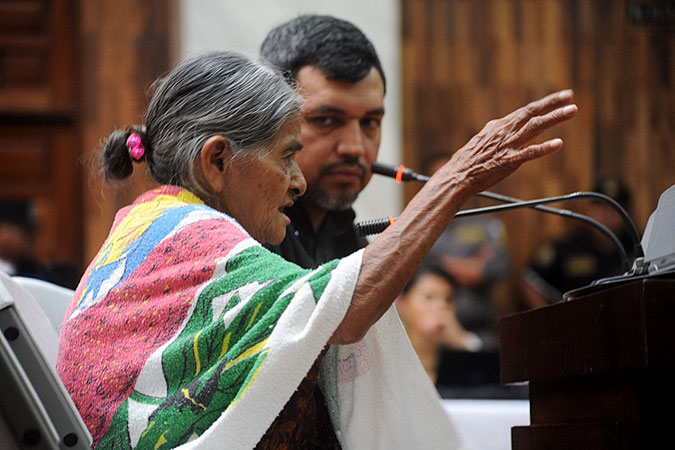 Una mujer atestigua durante el juicio en el Tribunal de Mayor Riesgo de Guatemala en febrero de 2016. Foto: Mujeres Transformando el Mundo/Rocizela Pérez.