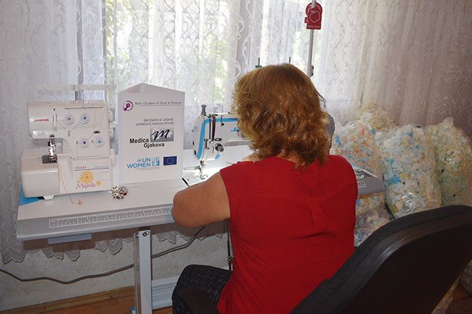 Una sobreviviente de violencia sexual relacionada con el conflicto en Kosovo trabaja en la producción de almohadas, después de recibir una micro-concesión. Foto: Dorina Babuni.