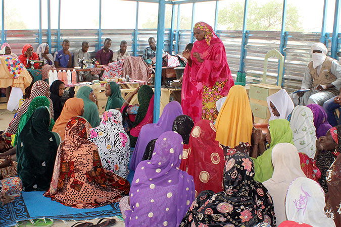 Mujeres escuchan una presentación dentro del espacio de cohesión de las mujeres en el campamento de refugiados de Sayam Forage en la región de Diffa, Níger. Foto: REJEA-Niamey.