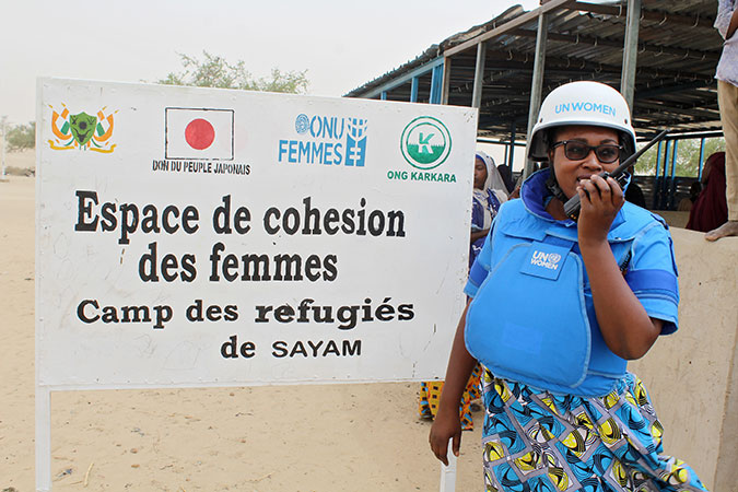 Maimouna Seyni Yayé, especialista en género de ONU Mujeres en Níger, se encuentra fuera del espacio de cohesión para mujeres en el campamento de personas refugiadas de Sayam Forage. Junto con otros programas en el espacio, Seyni Yayé enseña a las mujeres sobre sus derechos y ofrece sesiones de asesoramiento. Foto: REJEA-Niamey.