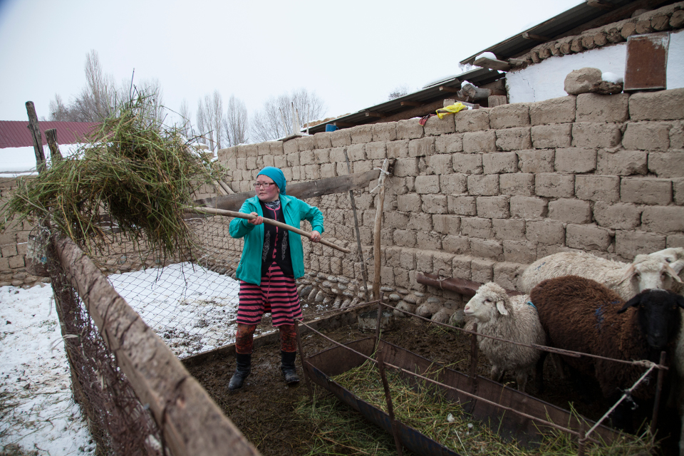 Thirty-five-year-old Nazgul Taalaybekova is a mother of four children and lives in the Emgek Talaa village of the mountainous Naryn province in eastern Kyrgyzstan. Photo: UN Women Europe and Central Asia/Rena Effendi