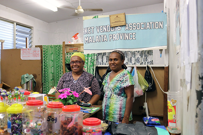 Janet Ramo President of the Auki Market Vendors Association (MVA) (left) and her sister Naomi (right). Photo credit: UN Women/Caitlin Clifford 