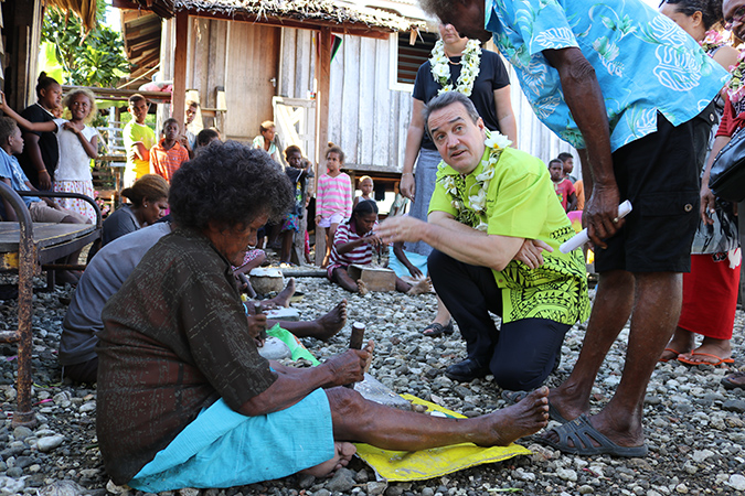 UN Women Deputy Executive Director Yannick Glemarec observes the detailed process of manufacturing shell money, a traditional currency which is also sold at Auki Market – Solomon Islands’ largest market in Malaita Province and a key site for UN Women’s Markets for Change (M4C) project. Photo credit: UN Women/Caitlin Clifford