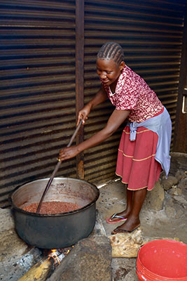 Una de las niñas que vive en el Safe House ayuda a preparar la cena para todos los residentes.