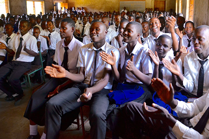 Des élèves de l'école secondaire de Ngoreme assistent au jeu de l'école sur les mutilations génitales féminines.