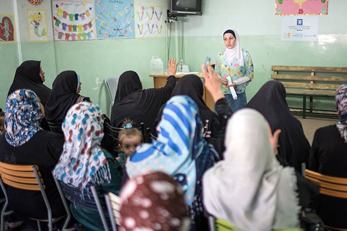 Réunion de sensibilisation sur le mariage précoce organisée au centre de l’Union des femmes de Jordanie à Hitteen avec le soutien d’ONU Femmes, du FNUAP et de l’UNICEF, avec l’aide généreuse du Royaume de Norvège. Crédits photos : ONU Femmes/Christopher Herwig