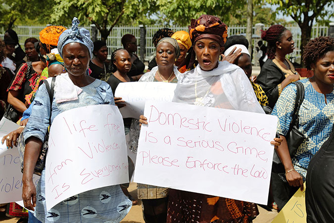  Las mujeres se manifiestan pacíficamente en la Legislatura de Liberia a favor de la aprobación del Proyecto de Ley sobre Violencia Doméstica. Fotografía: ONU Mujeres/Winston Daryoue  