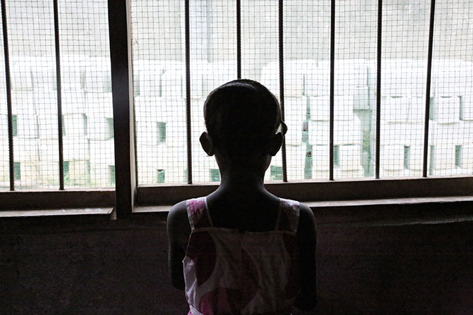 La mayoría de los casos de violación en Liberia se cometen contra menores, y muchas de las sobrevivientes quedan con secuelas psicológicas y médicas de por vida. Fotografía: ONU Mujeres/Winston Daryoue  