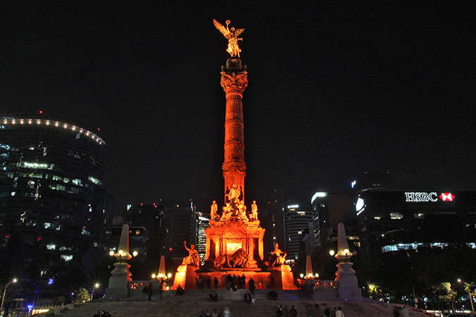 The Angel of Independence in Mexico City was lit in orange. Photo: UN Women/Alfredo Guerrero