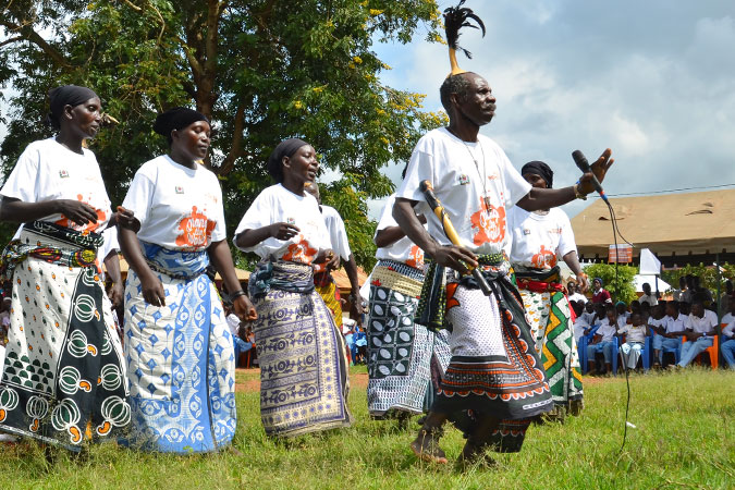 Traditional dancers and musicians perform, calling on audience members to speak out when they see any form of violence, harassment or discrimination against women and girls. Photo: UN Women/Deepika Nath
