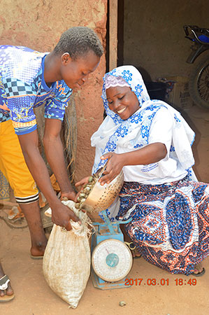 Mouniratou Djiman selling cashew nuts in Lougba, Benin. Photo: ANAF Benin.