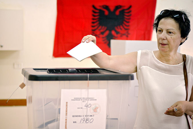 Une femme votant. Photo: ONU Femmes / Violana Murataj