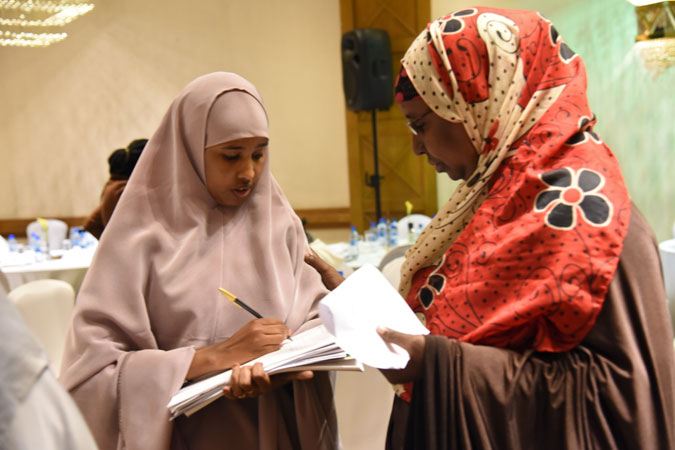 Mujeres aspirantes a posiciones políticas en Kenya intercambian ideas durante una actividad de capacitación apoyada por ONU Mujeres. Foto: ONU Mujeres/Kennedy Okoth.