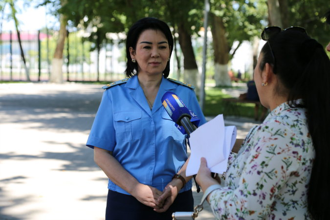 Senior Assistant to the General Prosecutor Saltanat Tursunbekova speaks with a journalist. Photo: Kazakhstan’s General Prosecutor’s Office.