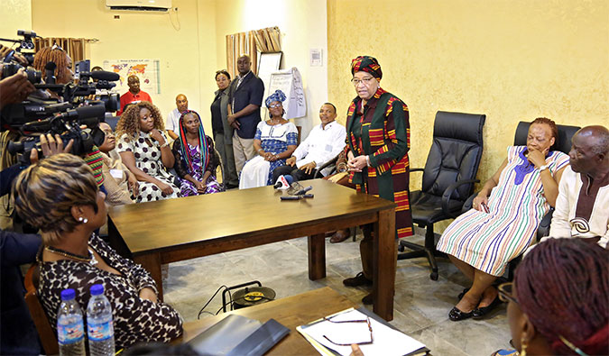 La présidente Ellen Johnson-Sirleaf s'adresse aux candidates aspirantes. Photo: ONU Femmes/Winston Daryoue