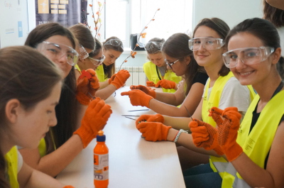 Las niñas que participaron en el campamento de verano GirslGoIT aprendieron acerca de distintas disciplinas dentro del ámbito de la ciencia, la tecnología, la ingeniería y las matemáticas. Foto: GirsGoIT.   