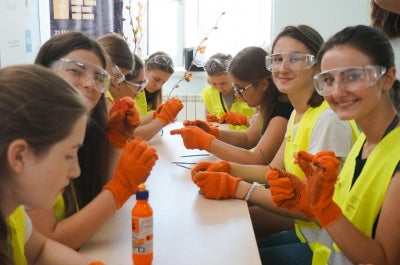 Las niñas que participaron en el campamento de verano GirslGoIT aprendieron acerca de distintas disciplinas dentro del ámbito de la ciencia, la tecnología, la ingeniería y las matemáticas. Foto: GirsGoIT.   