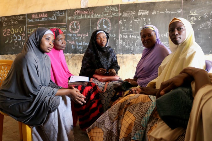 Membre du réseau de paix d’Angwan Rogo avec Hadiza Adam (au centre).  Photo : ONU Femmes/Ladi Eguche