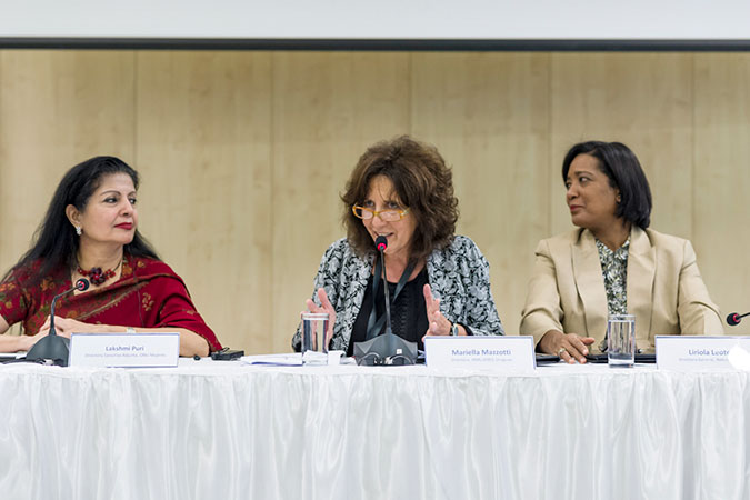 On the second day of her visit to Panama, Deputy Executive Director Lakshmi Puri took part in a working session on “The Way Forward to CSW61 and the Economic Empowerment of Women in the Changing World of Work” facilitated by the Director General of the Uruguayan National Women’s Institute, Mariella Mazzotti. Photo: UN Women/Eduard Serra