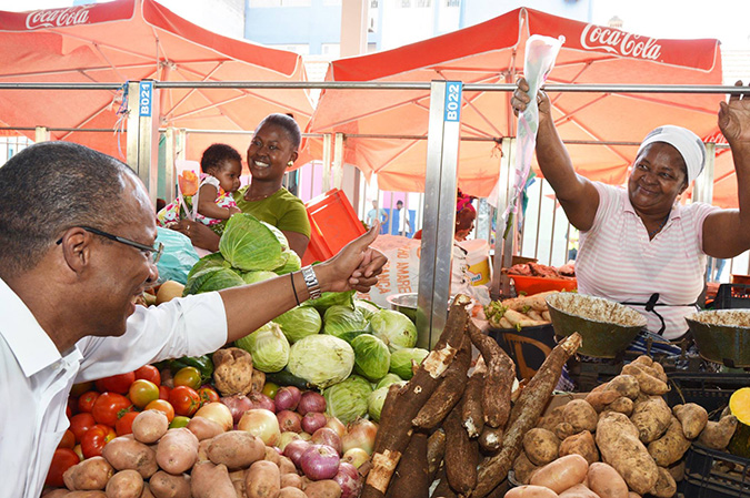 Prime Minister of Cape Verde,  Ulisses Correia e Silva visits women market vendors. Photo: Ekvity dos Santos