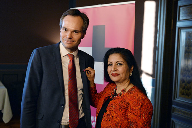 Lakshmi Puri, UN Women Deputy Executive Director presents Kai Mykkänen, Minister for Foreign Trade and Development of Finland with a HeForShe pin, Photo: Ulkoministeriö Finland