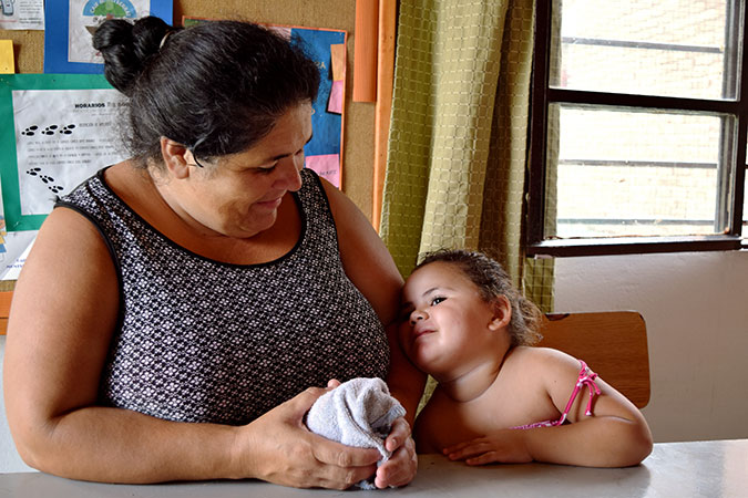 Soledad Rotella and daughter Kiara at the Child and Family Care Center of Tres Ombúes, a neighborhood northwest of Montevideo. Photo: UN Women/Agostina Ramponi