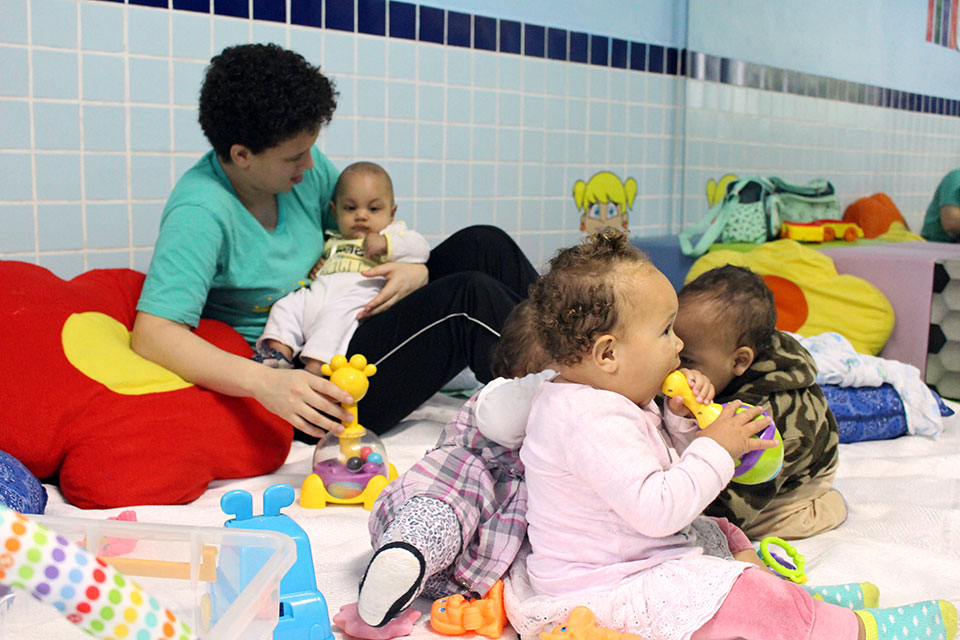 The One Win Leads to Another programme provides child-care so that young mothers can participate. Photo: Fundação Angélica Goulart