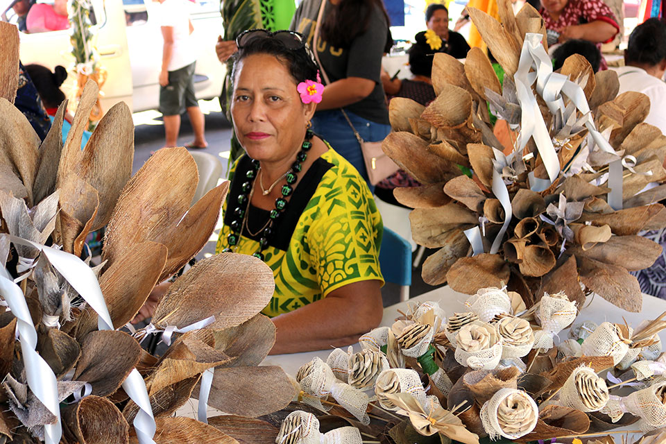 A woman sells handicrafts at a local market. Photo:  UN Women/Sarika Chand