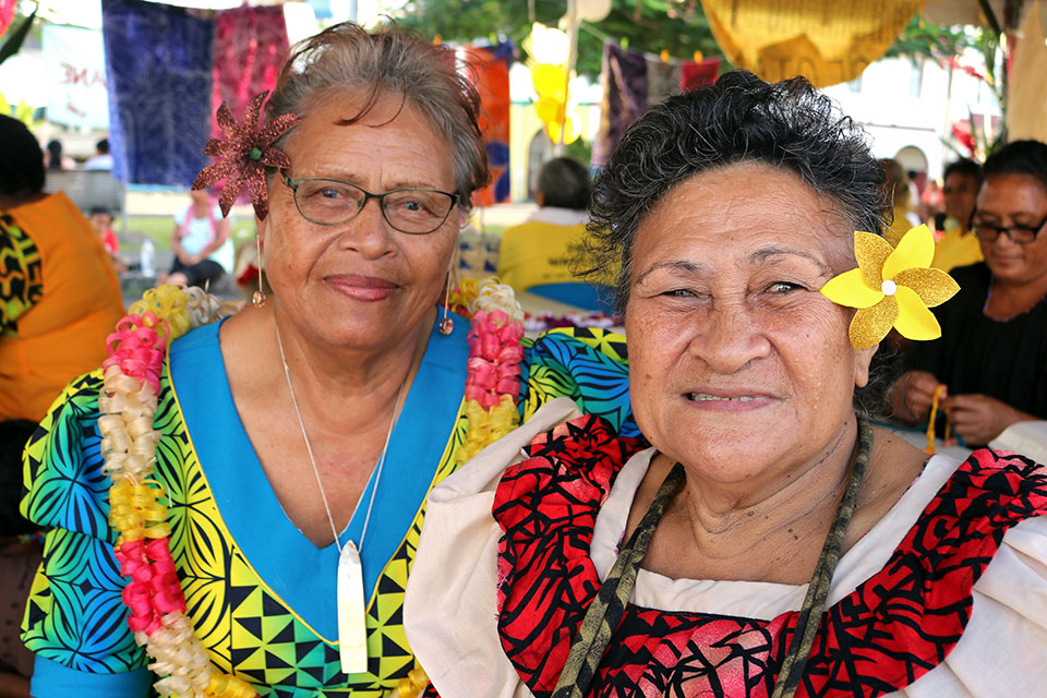 Tofa So’onapulegutu Tia, 67, and Fuatai Tololoa’a, 62 at a market event in Apia. Photo: UN Women/Sarika Chand