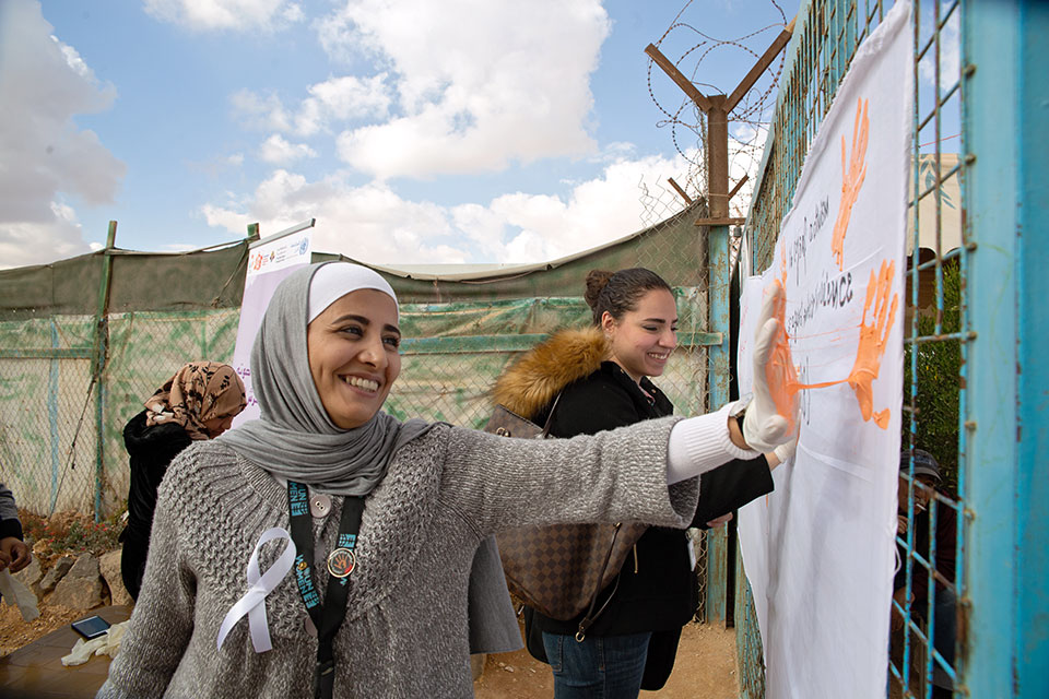 Za'atari Refugee Camp Senior Camp Assistant, Rawan Majali shows her support for the 16 Days of Activism Against Gender-Based Violence campaign. Photo: UN Women/ Lauren Rooney