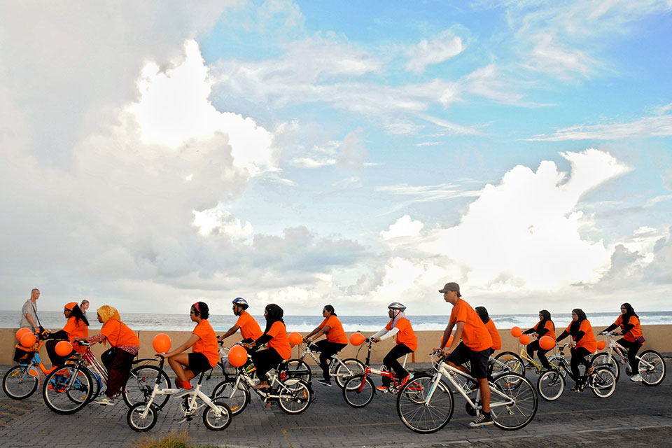 An #Orangetheworld bike ride. Photo: UN RCO Maldives/Lara L. Hill
