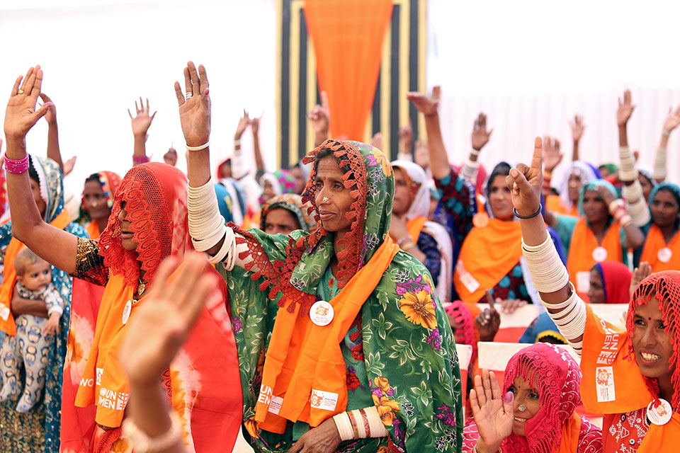 Members of the Mithi community pledge to say no to child marriage. Photo: UN Women/Asif Ali 
