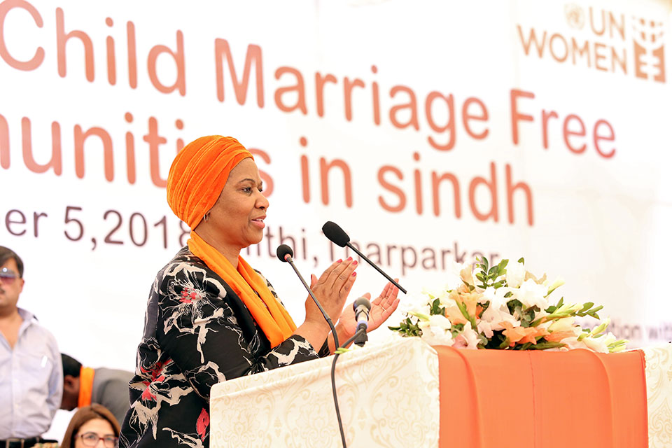 UN Women Executive Director Phumzile Mlambo-Ngcuka calls upon the community to end child marriage in Mithi, Pakistan. Photo: UN Women/Asif Ali 
