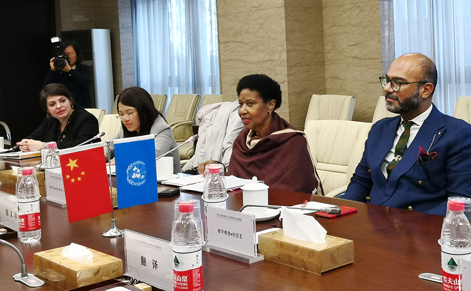 UN Women Executive Director Phumzile Mlambo-Ngcuka in conversation with representatives of the Chinese Ministry of Human Resources. Photo: UN Women/Tian Liming