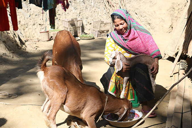 In the June 2017 landslides in southeastern Bangladesh, Rahima Khatun but lost her home and her livestock—her only source of income. Photo: UN Women/Jewel Chakma