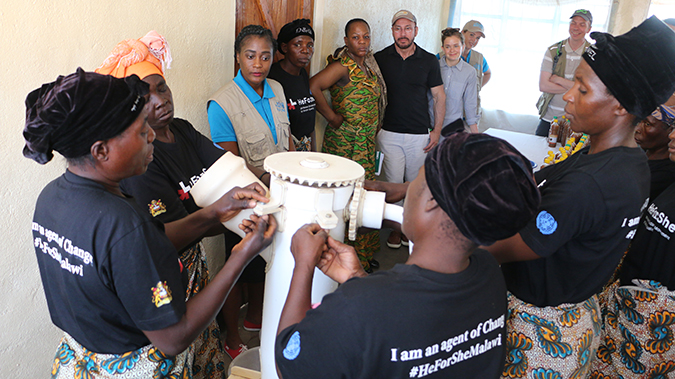 The Mwaiwathu Women’s Producer group in Salima demonstrates juice production for the UN Women Executive Board. Photo: UN Women