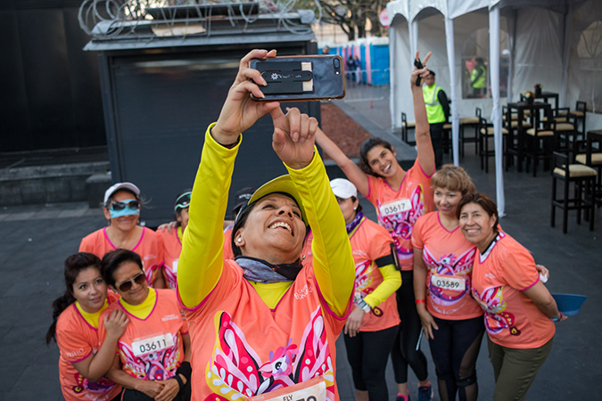 Guadalupe Aurora San Román Canseco takes a photo with fellow runners. Photo:  UN Women