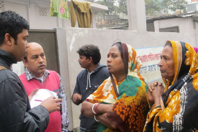 Moni Rani Das speaking to a Journalist about the situation of her colony situated at Ganaktuli, Dhaka. Photo: Nagorik Udyog