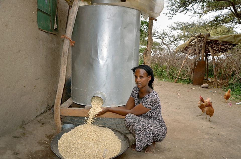 Tulule Knife uses the modern grain storage facility known as metallic silo that her village administration awarded her for successfully applying the line sowing approach to her wheat farm. It also keeps her grain safer. Photo: UN Women/Fikerte Abebe