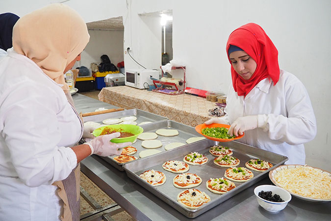 Trainees at Food Incubator making pizzas to be delivered to customers. Photo: UN Women/Eunjin Jeong