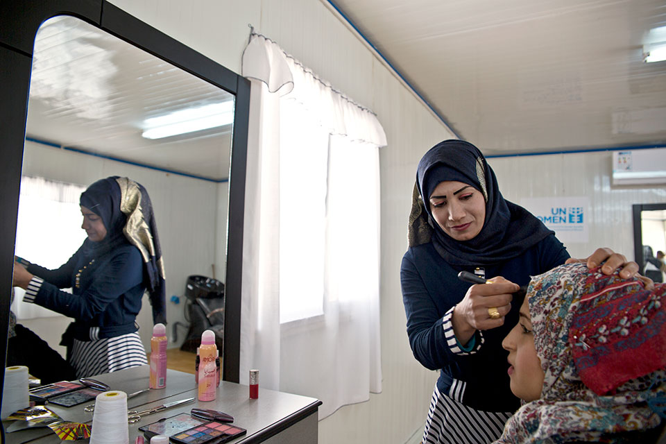 Intesar Hassan, une réfugiée syrienne de 20 ans, s’est formée à la coiffure grâce à un atelier organisé au Centre Oasis pour la résilience et l’autonomisation des femmes et des filles du camp de réfugiés d’Azraq. Photo : ONU Femmes/Lauren Rooney