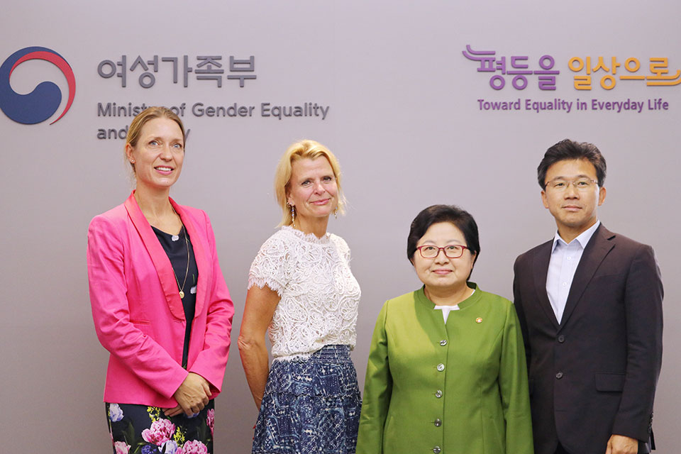 UN Women Regional Director for Asia and the Pacific, Anna-Karin Jatfors; UN Women Deputy Executive Director Åsa Regnér; Minister for Gender Equality and Family Hyun-back Chung; and Nam-Hee Lee. Photo: UN Women/Younghwa Choi