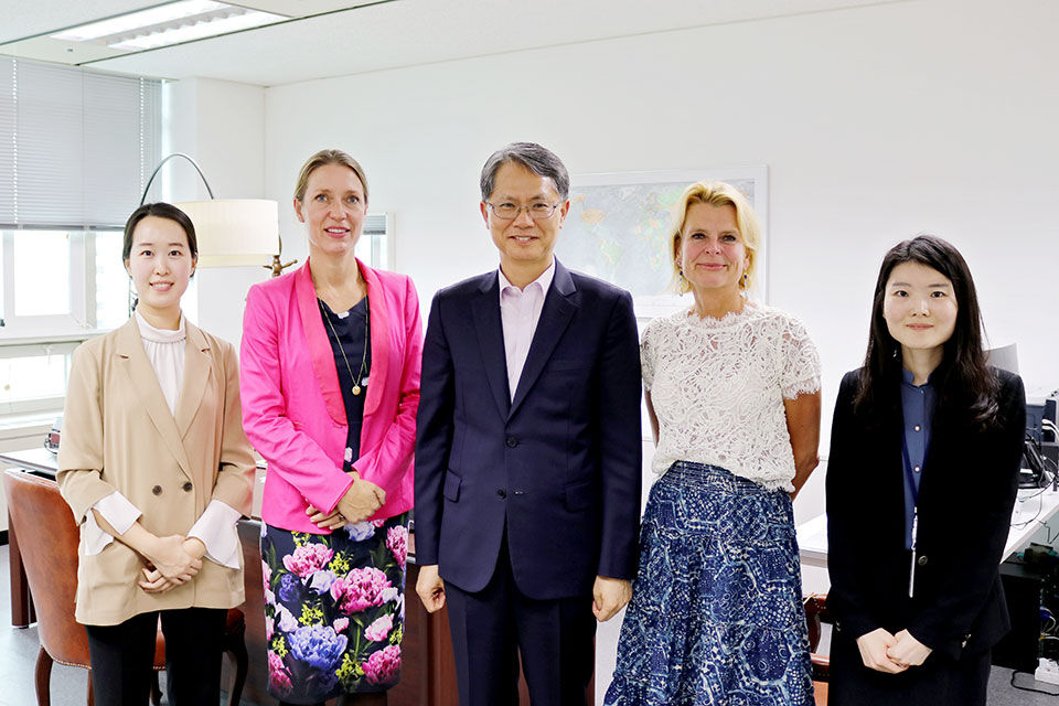 Younghwa Choi from UN Women's regional office in Asia and the Pacific; Regional Director of UN Women Asia and the Pacific Anna-Karin Jatfors; Deputy Minister for Multilateral and Global Affairs; Ministry of Foreign Affairs Kang Jeong-sik; UN Women Deputy Executive Director Åsa Regnér; and Hyejin Kim. Photo: Richard Park