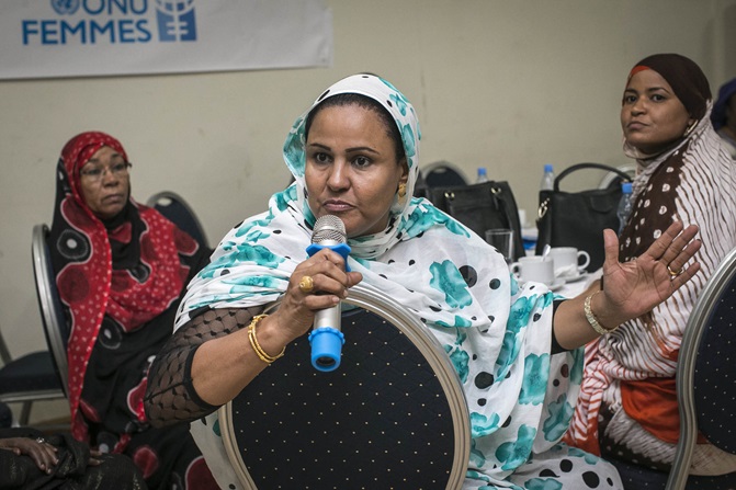 A participant sharing her views on the state of peace and security in Mali during the 3-days meeting. Photo: UN Women