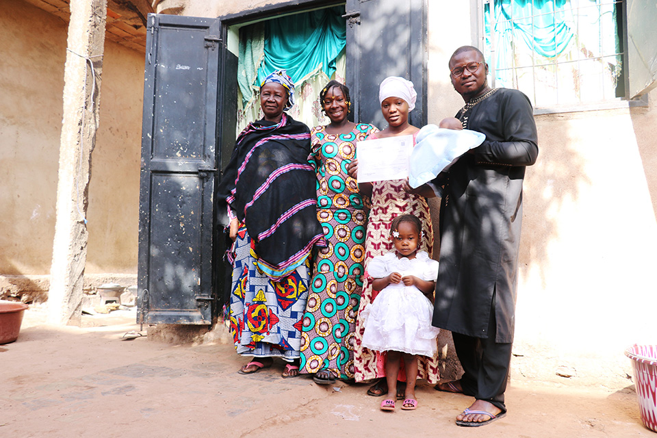 Fatouma together with her brother, his wife and their children and her mother. Her family realized who important it is for Fatouma’s future to obtain a school qualification. Photo: UN Women/Sandra Kreutzer