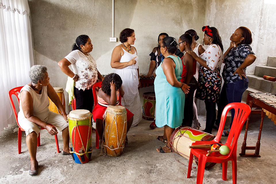 Paola Andrea Navia Cassanova, centre (in white), convenes a rehearsal meeting of the intergenerational Cantadoras group in Tumaco. Photo: UN Women/Ryan Brown
